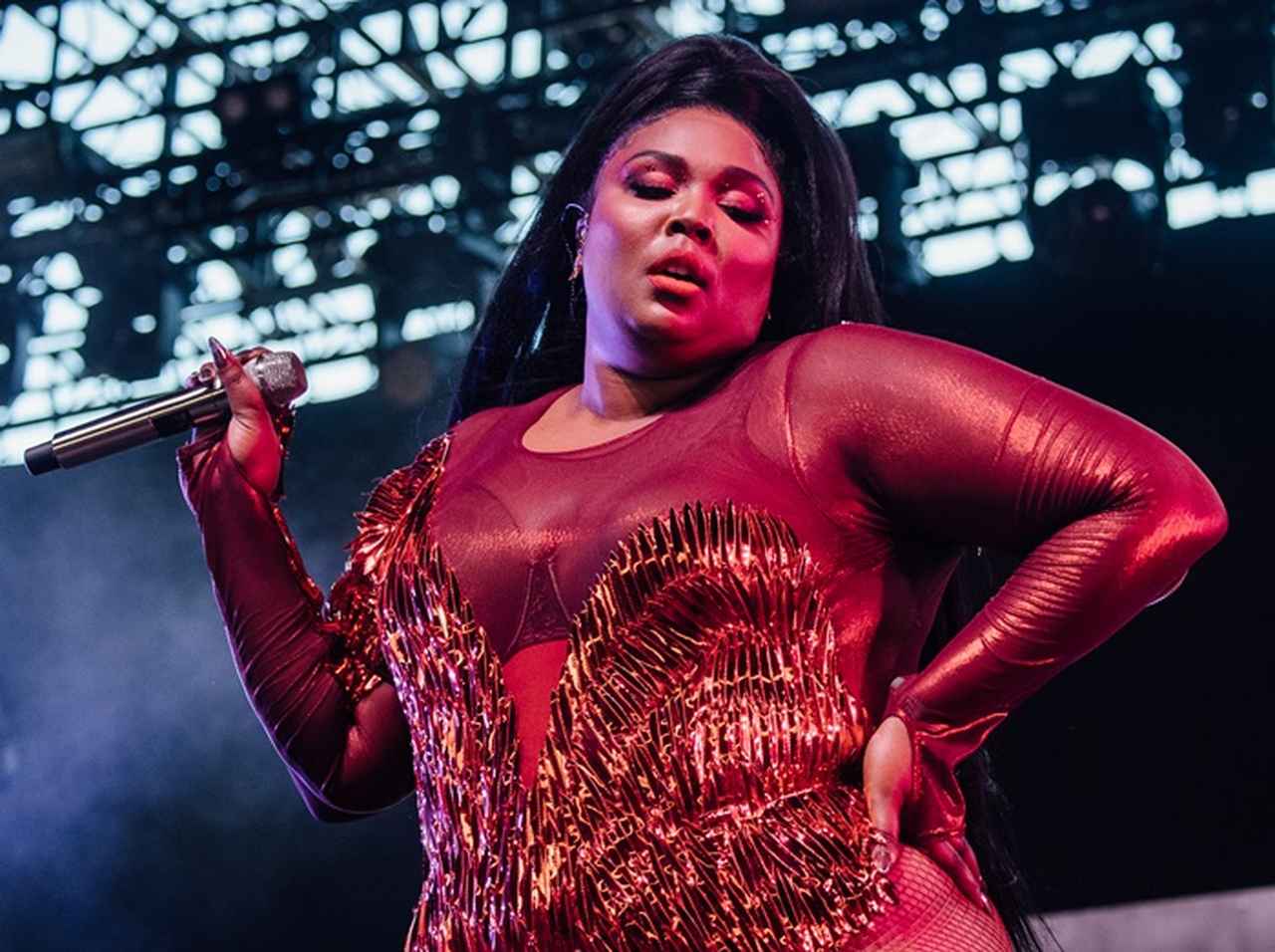 愛されラッパーLizzo、「私はどんなサイズでもイケてる」体型批判に喝