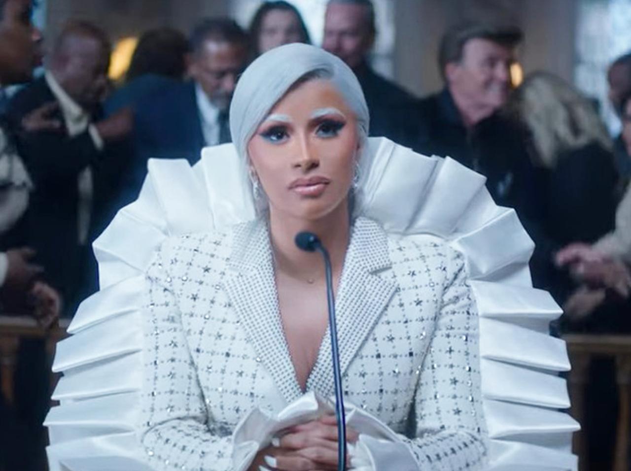 カーディ・Bが法廷で大暴れ!「大事な所」を削除した全裸女性集団と踊るMVが解禁