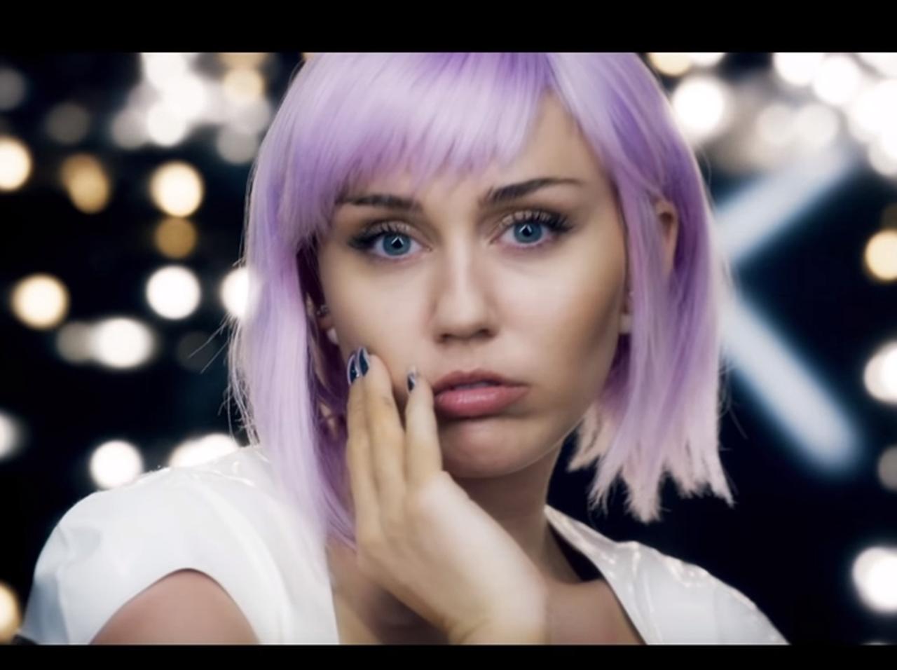 マイリー・サイラス、「トップアイドル」として新曲ミュージックビデオを公開