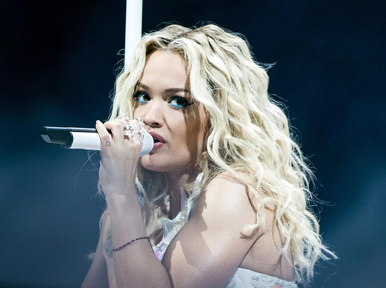 リタ・オラ、LGBTQコミュニティへのサポートを表明【インタビュー】