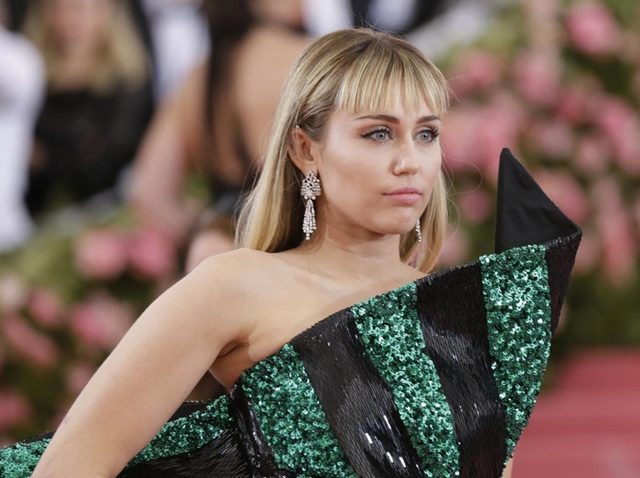 マイリー・サイラス、手ブラで「性と生殖の自由」を訴える→デミ・ロヴァートが賛同