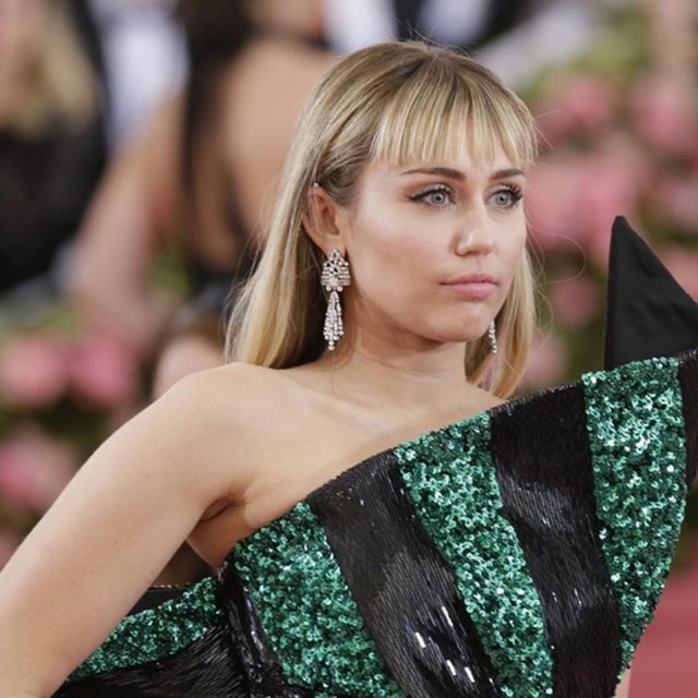 マイリー・サイラス、手ブラで「性と生殖の自由」を訴える→デミ・ロヴァートが賛同