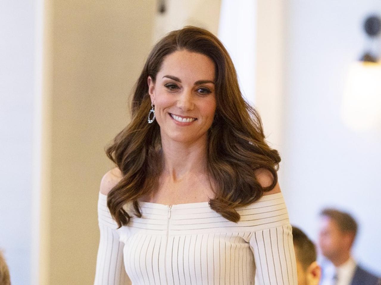 キャサリン妃、まるで「シンデレラの靴」のようなヒールで足元を彩る