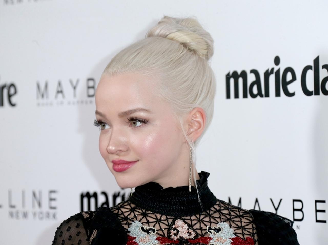 ダヴ・キャメロン、出演するミュージカルが開幕！メルヘンなドレス姿が超キュート