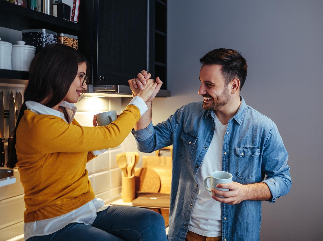 「くつろぐ夫の隣で妻は掃除」はNG!イギリスが『性別ごとの役割』を含む広告の制作・放送を禁止