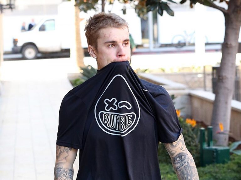 ジャスティン・ビーバー、「股間」をまさぐる『挑発写真』を誕プレに選ぶ