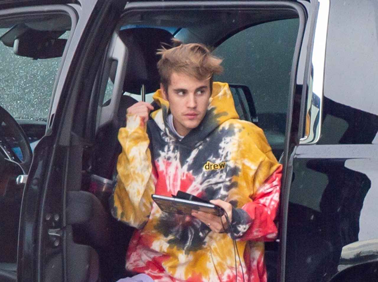 ジャスティン・ビーバーがコンビニ帰りに「人助け」、良い人すぎる一面とは?