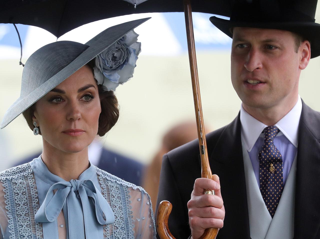 キャサリン妃とウィリアム王子の移動中の事故で83歳女性が重傷