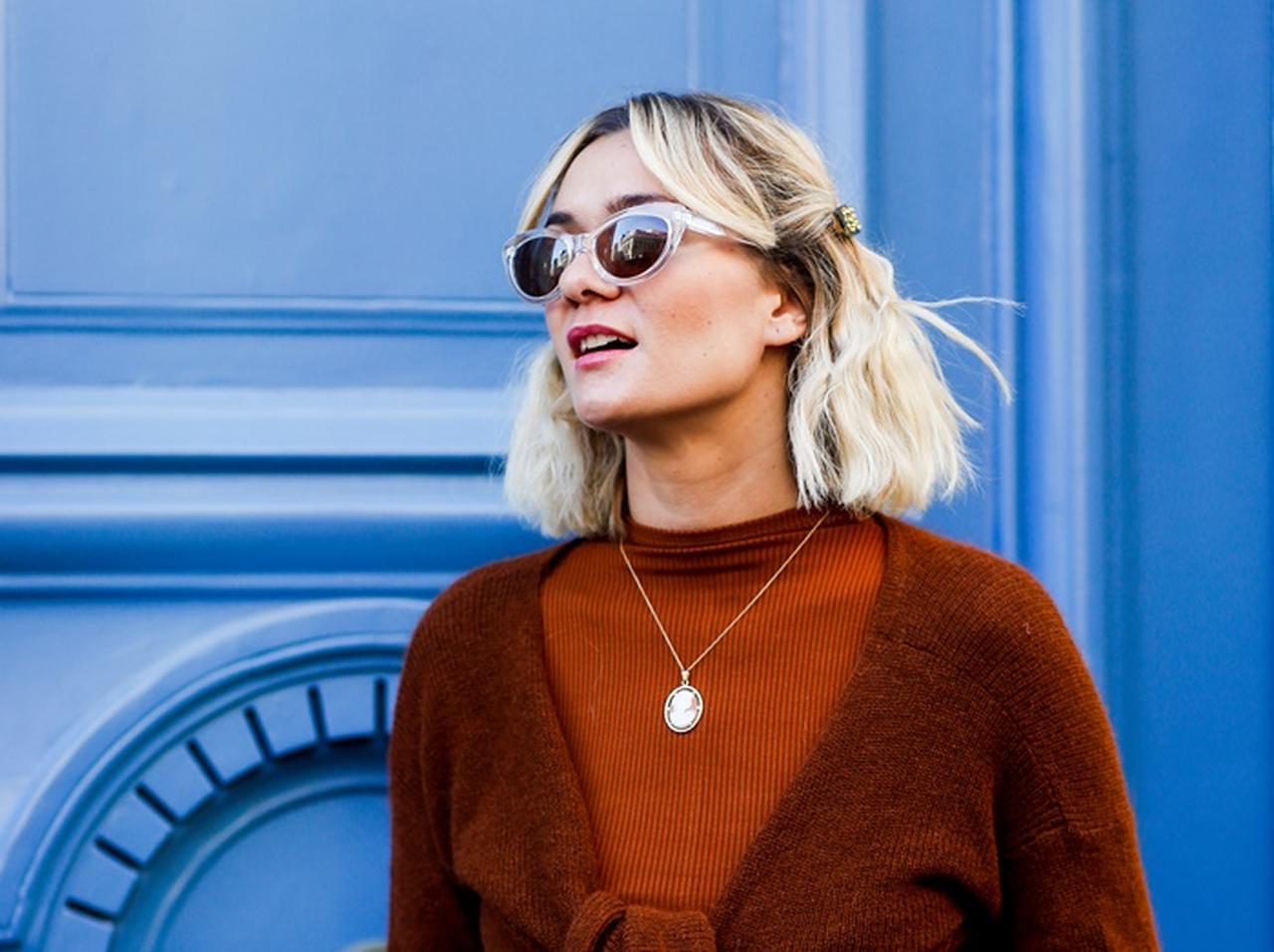 おしゃれフレンチガールの「フランスパン」の持ち方が斬新