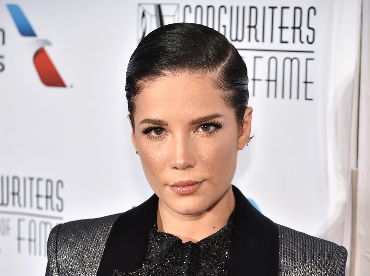 ライブ中の流産を経験したホールジー、女性の病気を乗り越え「長年の夢」が叶って号泣