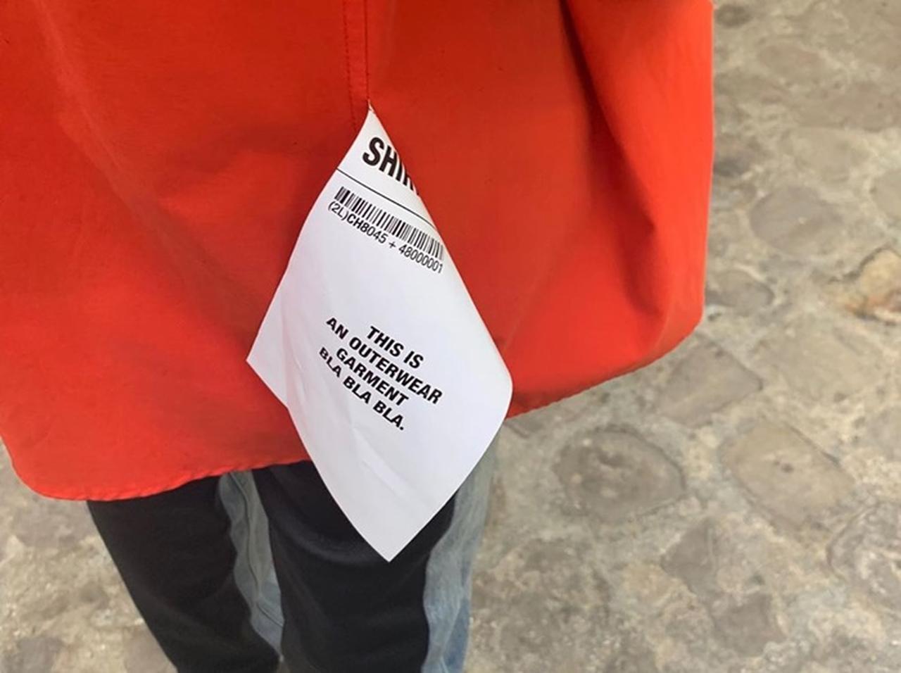 ヴェトモンの服についてる「タグ」が国際的すぎる