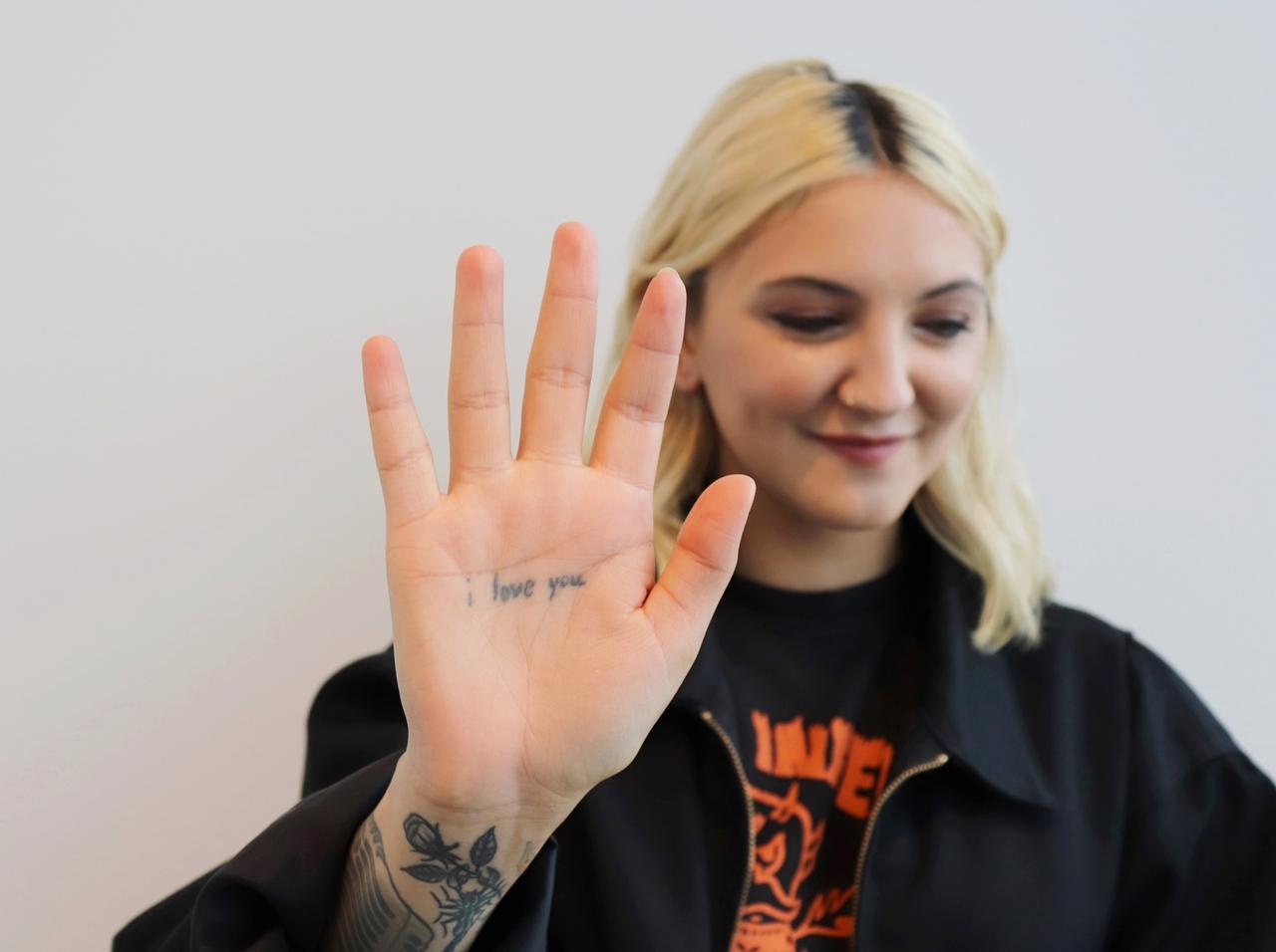 ジュリア・マイケルズ、天才ソングライターのタトゥーに込められた深い意味