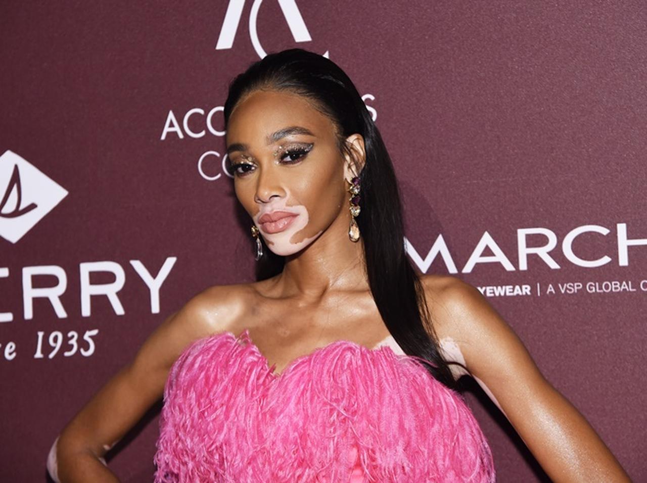 ウィニー・ハーロウ、女子高生の「制服コスプレ」で原宿ショッピング【来日中】