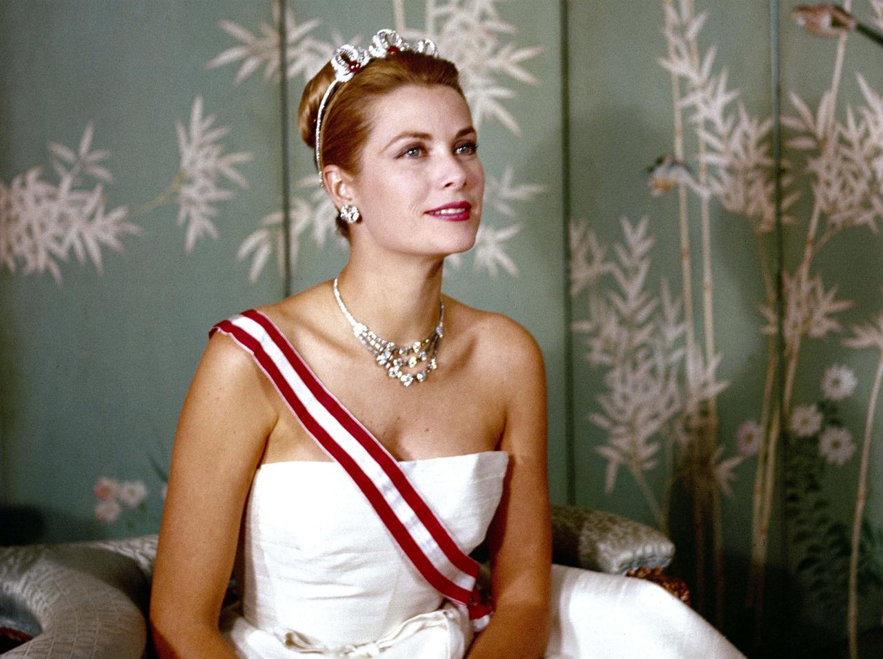 グレース・ケリーの美を受け継いだ孫娘、結婚式で「形見」を身につける