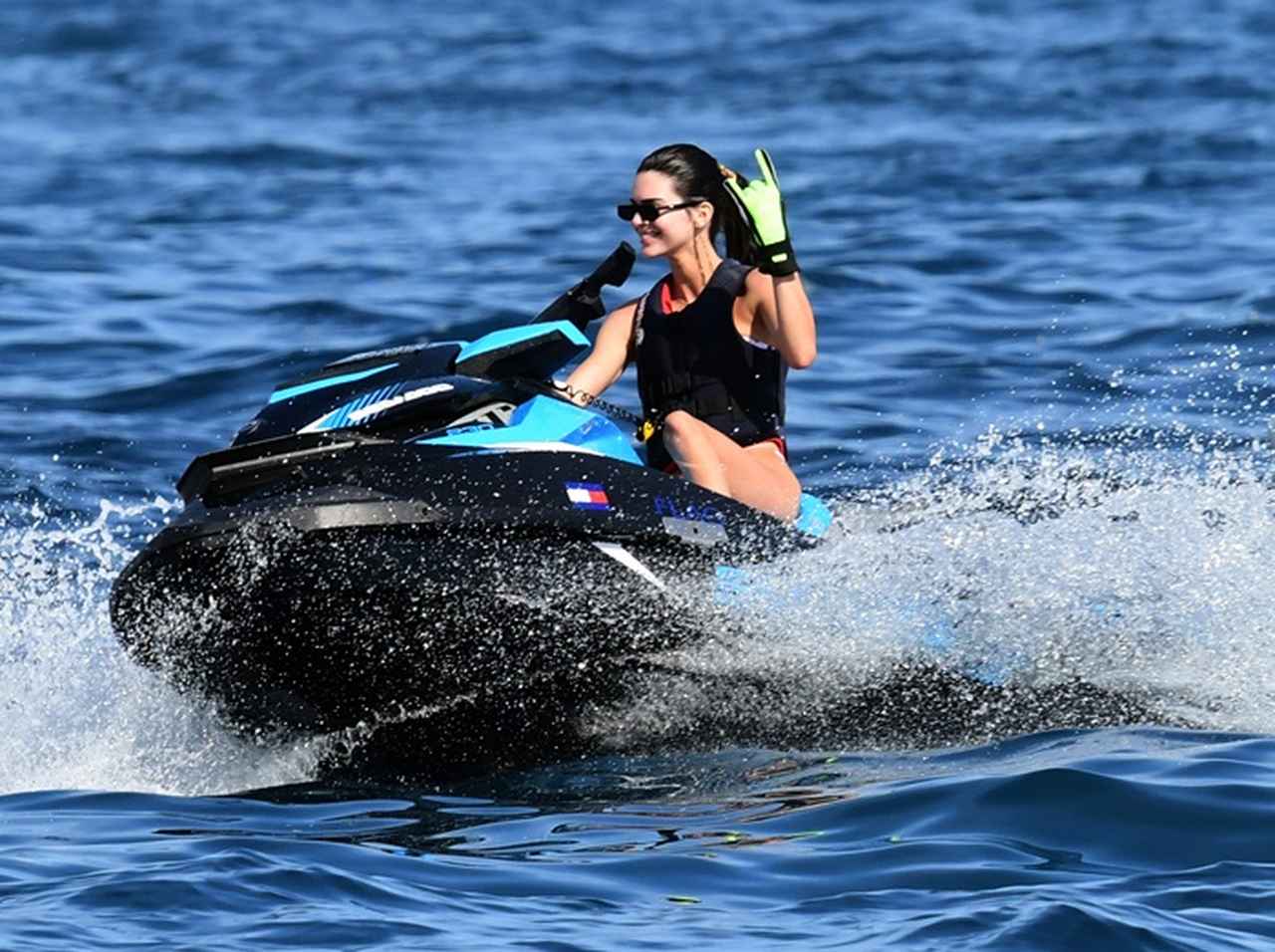ケンダル・ジェンナー、ジェットスキーで爆走している姿がかっこいい