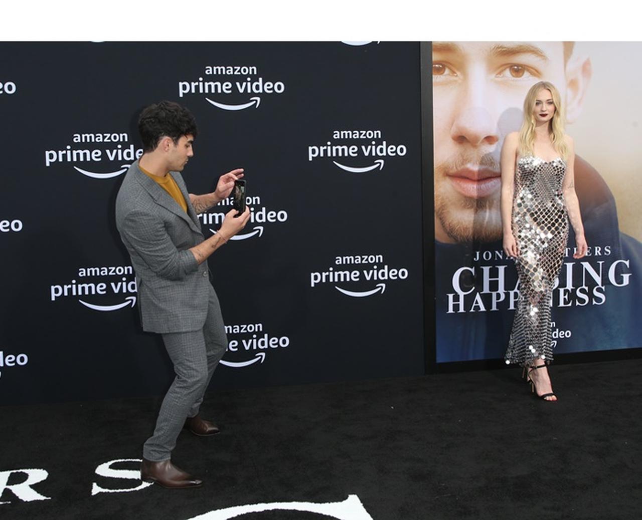 ジョー・ジョナス、新妻ソフィー・ターナーのことをスマホで連写