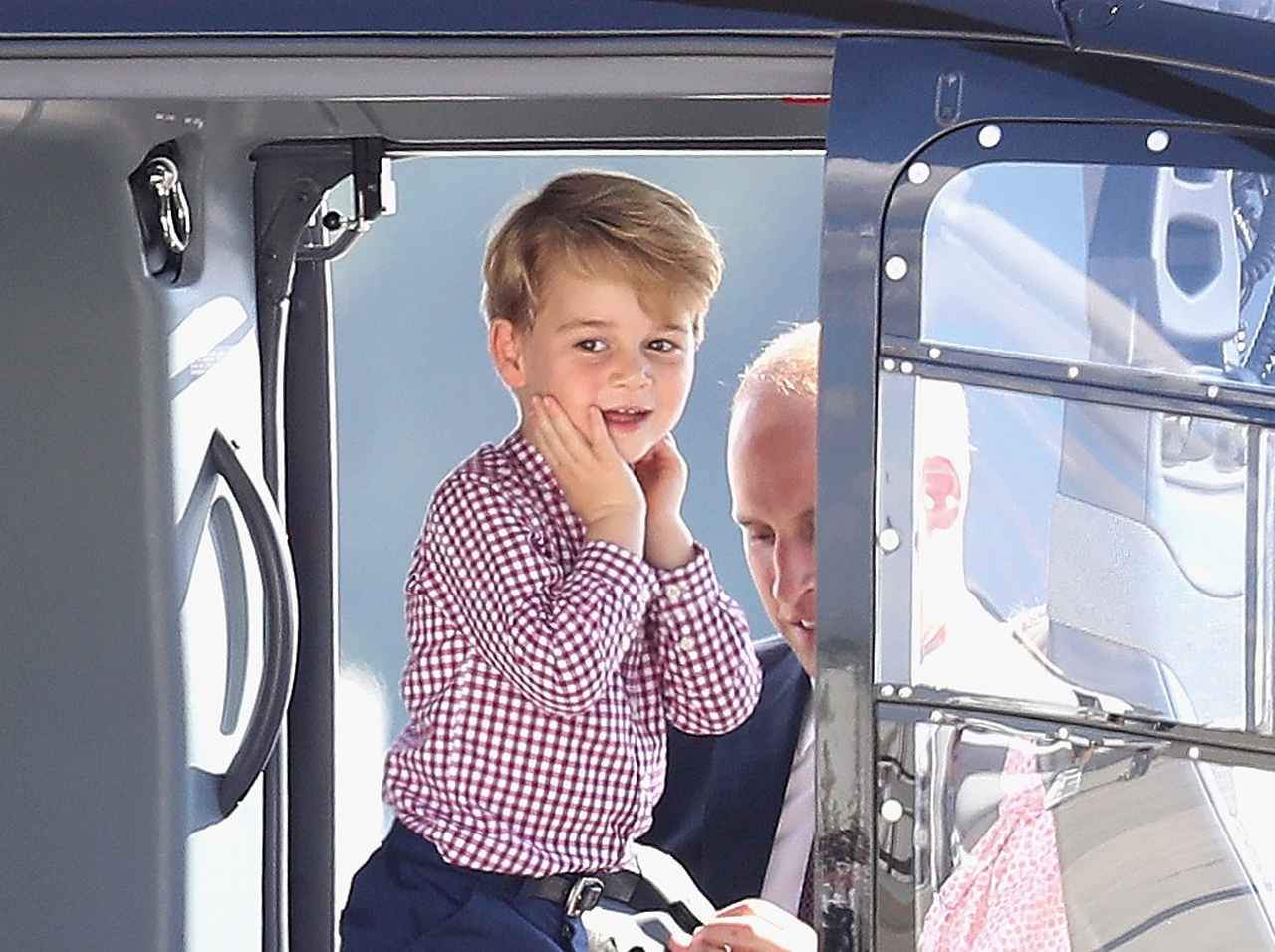 ジョージ王子、飛行機が好きすぎて「あるもの」を奪う