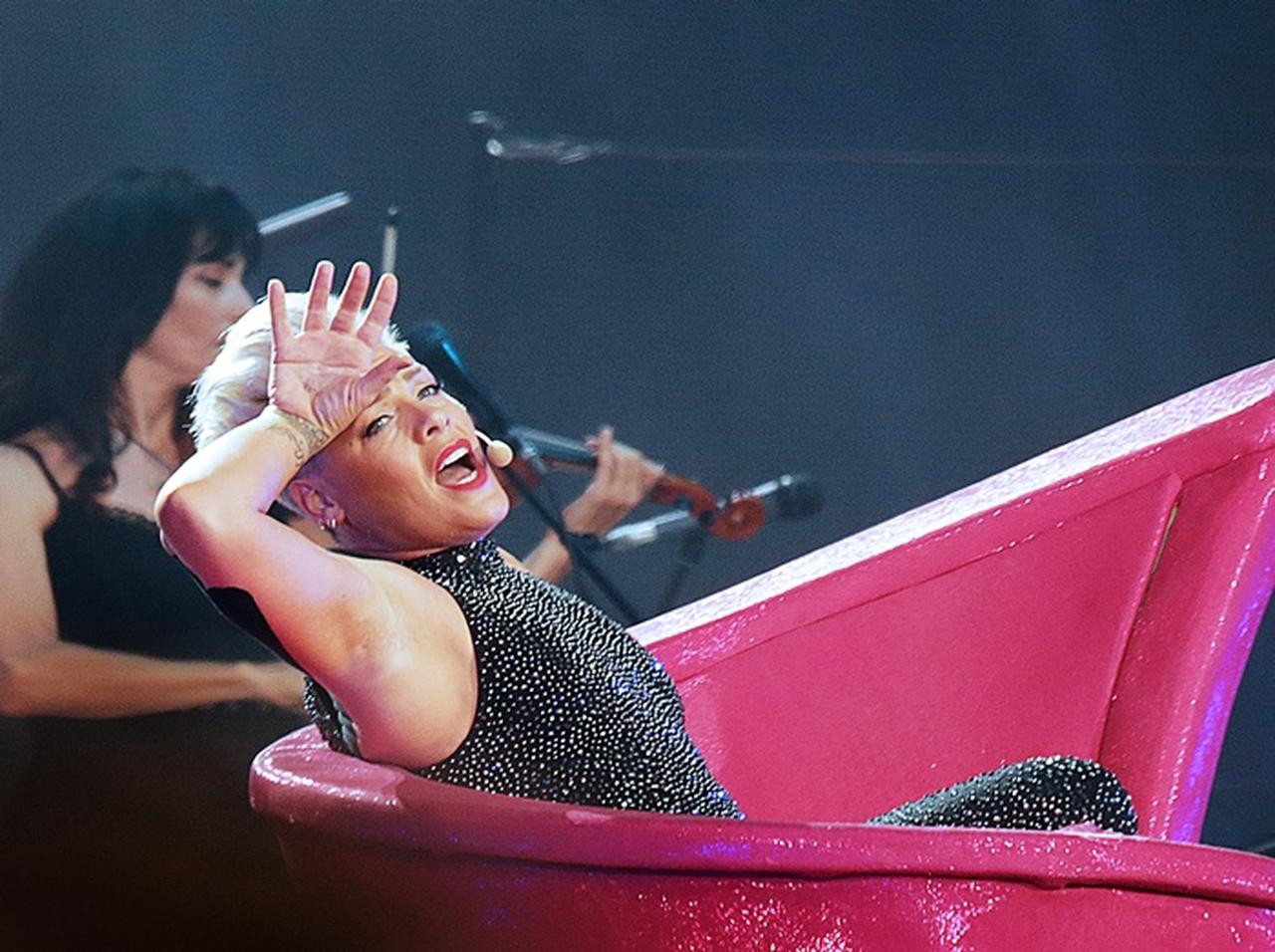 ピンクのコンサート中に女性が出産、生まれた女児を○○○と命名