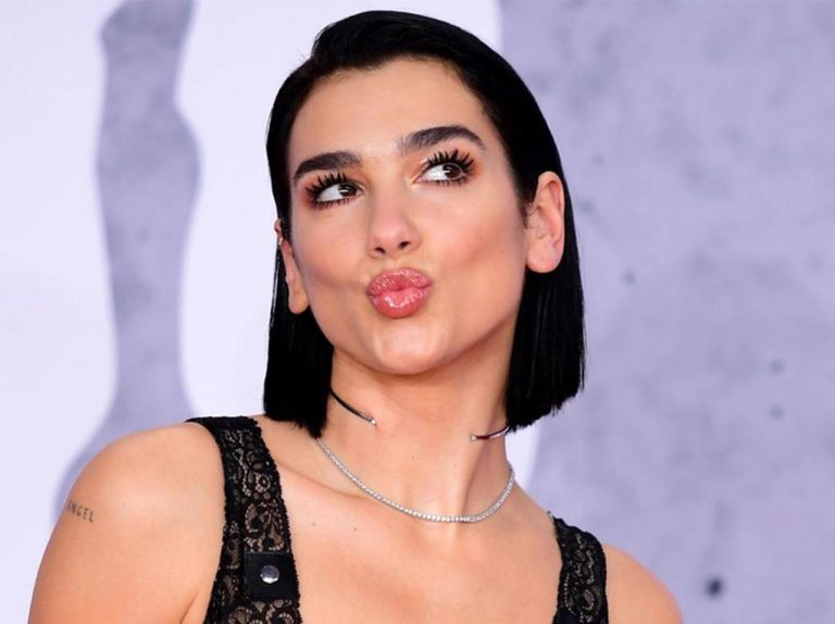 デュア・リパ、幼少期の写真を加工したとの疑惑に「動かぬ証拠」を突きつける