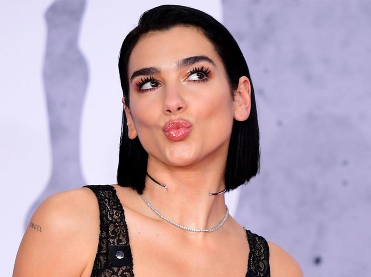 デュア・リパ、幼少期の写真を加工したとの疑惑に「動かぬ証拠」を突きつける