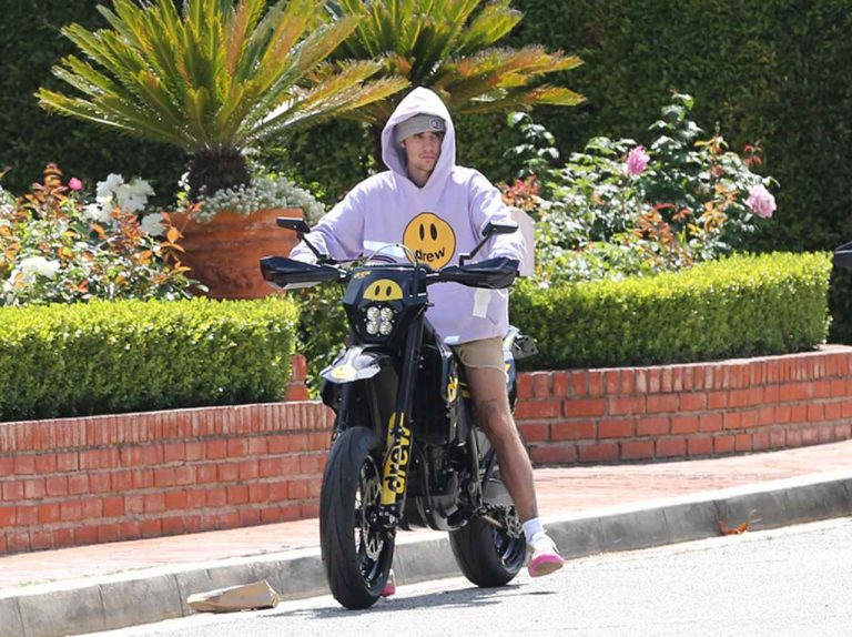 ジャスティン・ビーバー、「インスタ映え写真」の撮影風景がシュール