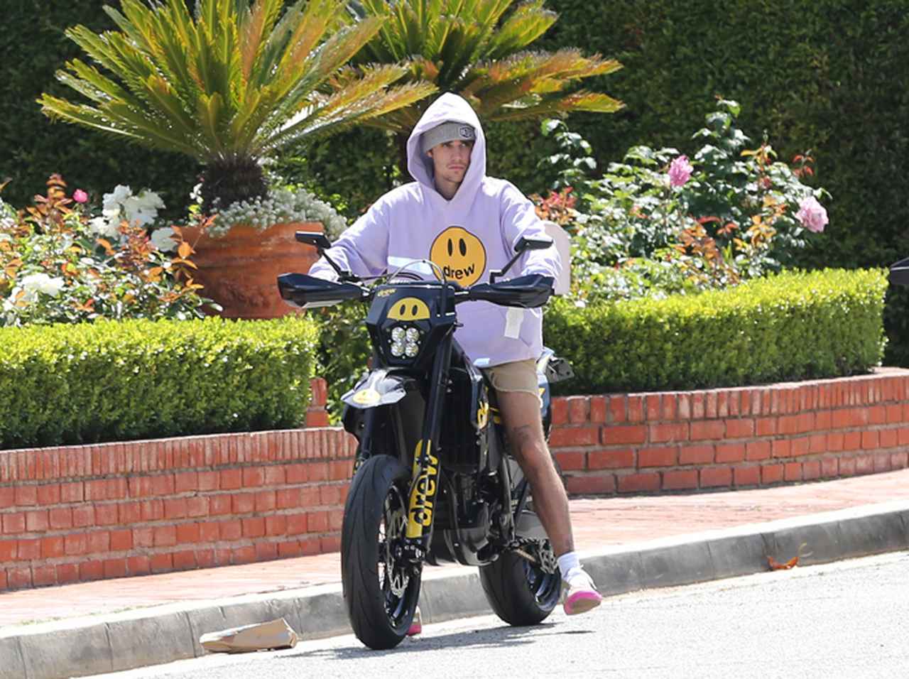 ジャスティン・ビーバー、「インスタ映え写真」の撮影風景がシュール