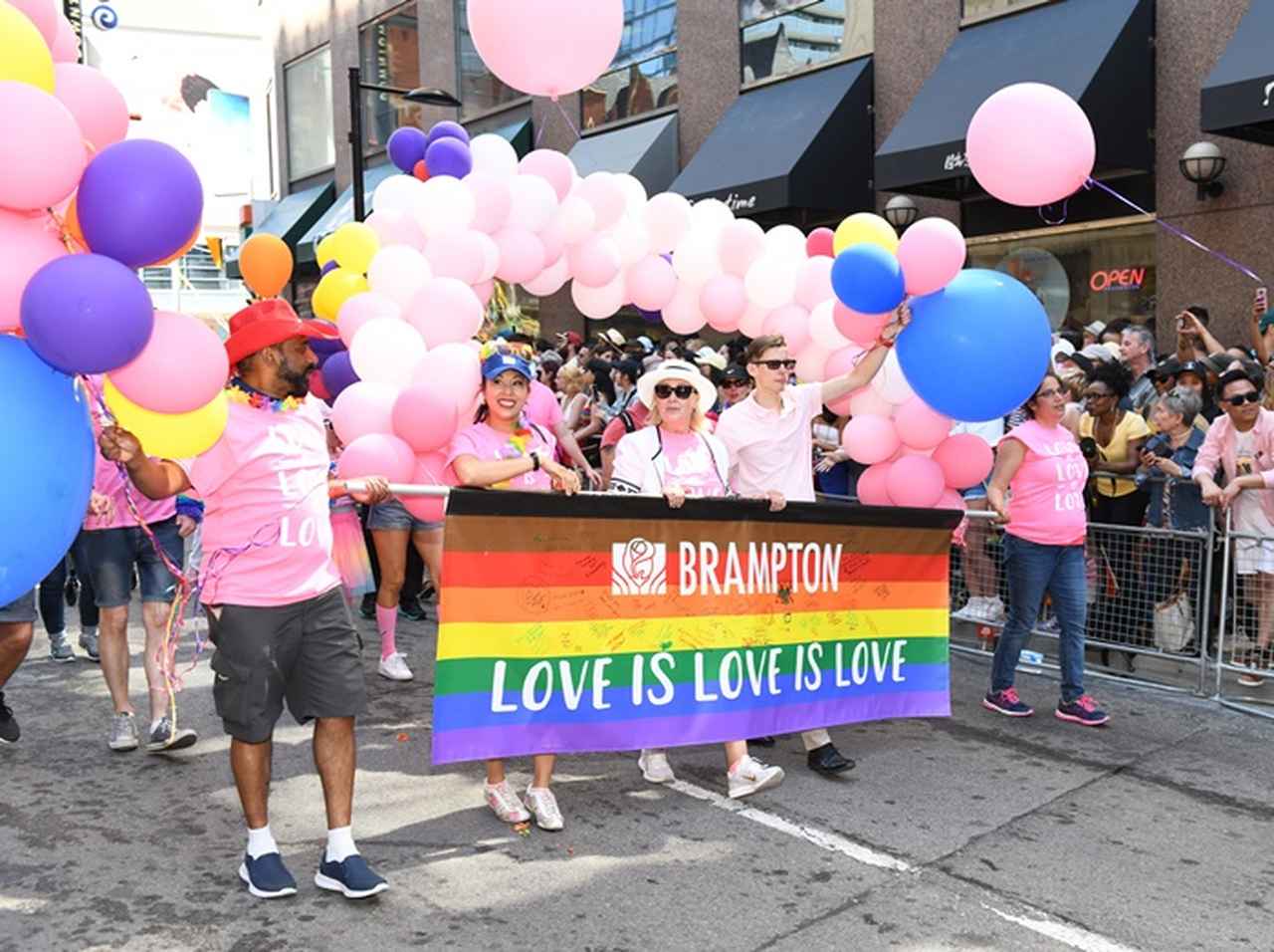 カナダで行なわれたプライドパレードに「ある人」が登場してテンションブチ上げ