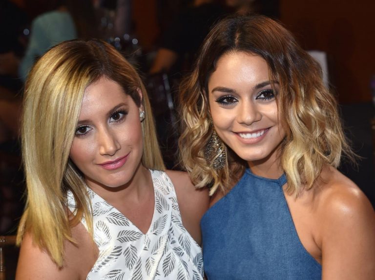 『ハイスクール・ミュージカル』ヴァネッサとアシュレイ、お揃いのドレスで友人の結婚をお祝い