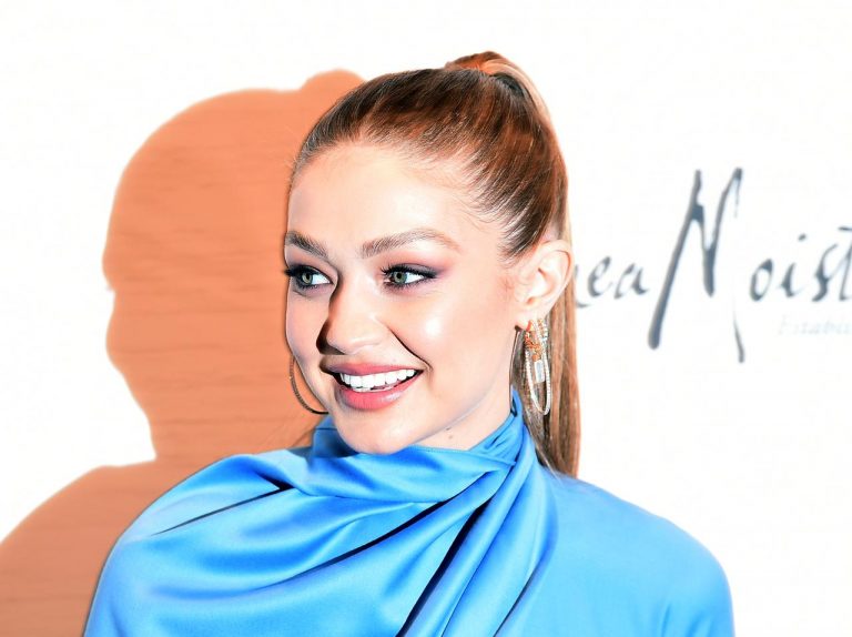 ジジ・ハディッド、日本でも購入できる「1,000円」台のカメラを愛用