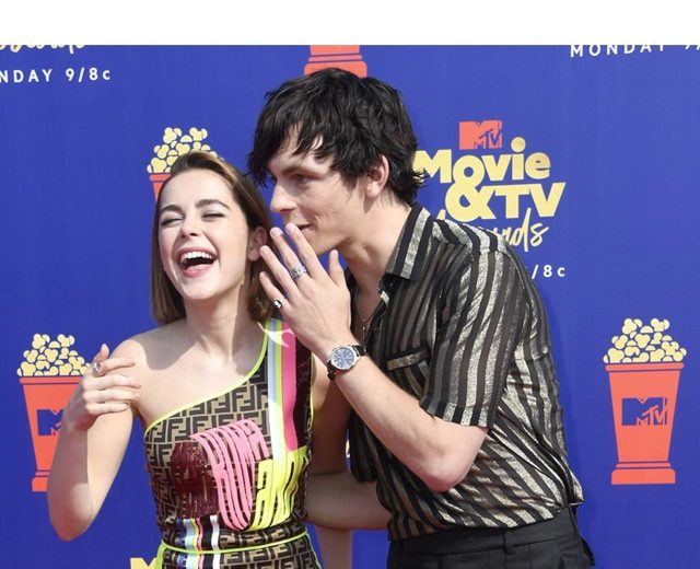 ロス・リンチ、オスカー俳優の息子と熱愛中の女優にキス【MTV Movie & TV Awards】