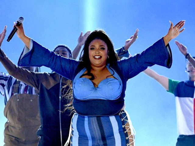 愛されラッパーのLizzo、「透明人間」になって登場【MTV Movie & TV Awards】