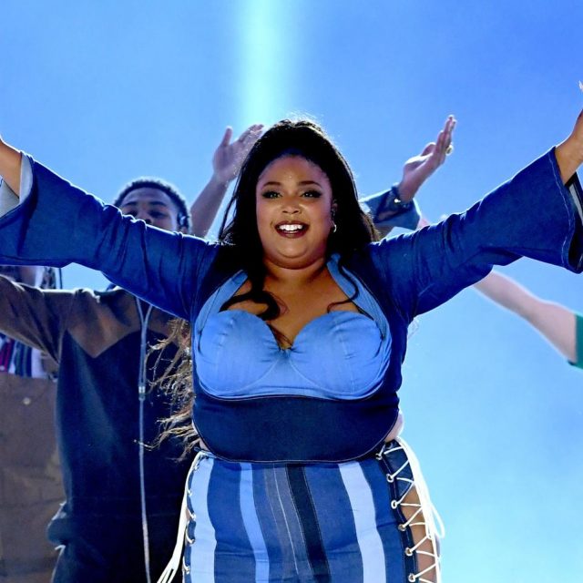 愛されラッパーのLizzo、「透明人間」になって登場【MTV Movie & TV Awards】
