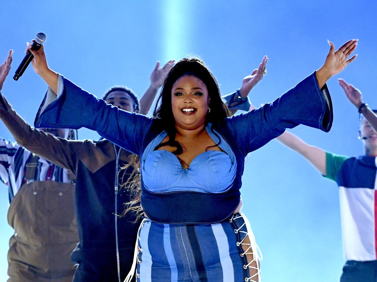 愛されラッパーのLizzo、「透明人間」になって登場【MTV Movie & TV Awards】