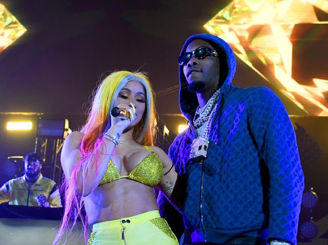 カーディB、7000人の前で夫オフセットの上にまたがり腰ゆらす【BETアワード】