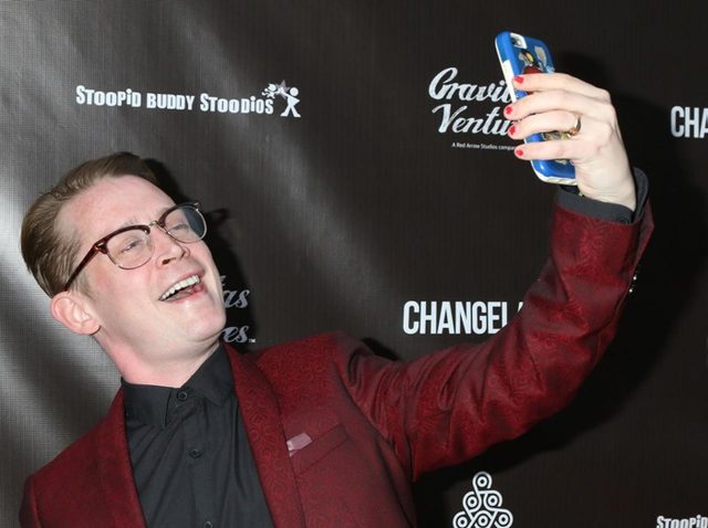 マコーレー・カルキン、映画のプレミアで「我が道」行きすぎな記念撮影【写真アリ】