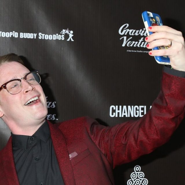 マコーレー・カルキン、映画のプレミアで「我が道」行きすぎな記念撮影【写真アリ】