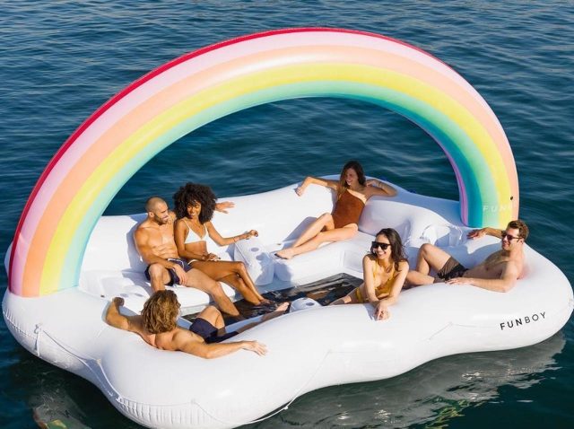これで浮かべば天国気分！今年の夏は友達と一緒に乗る「雲のラウンジ」フロートがキテる