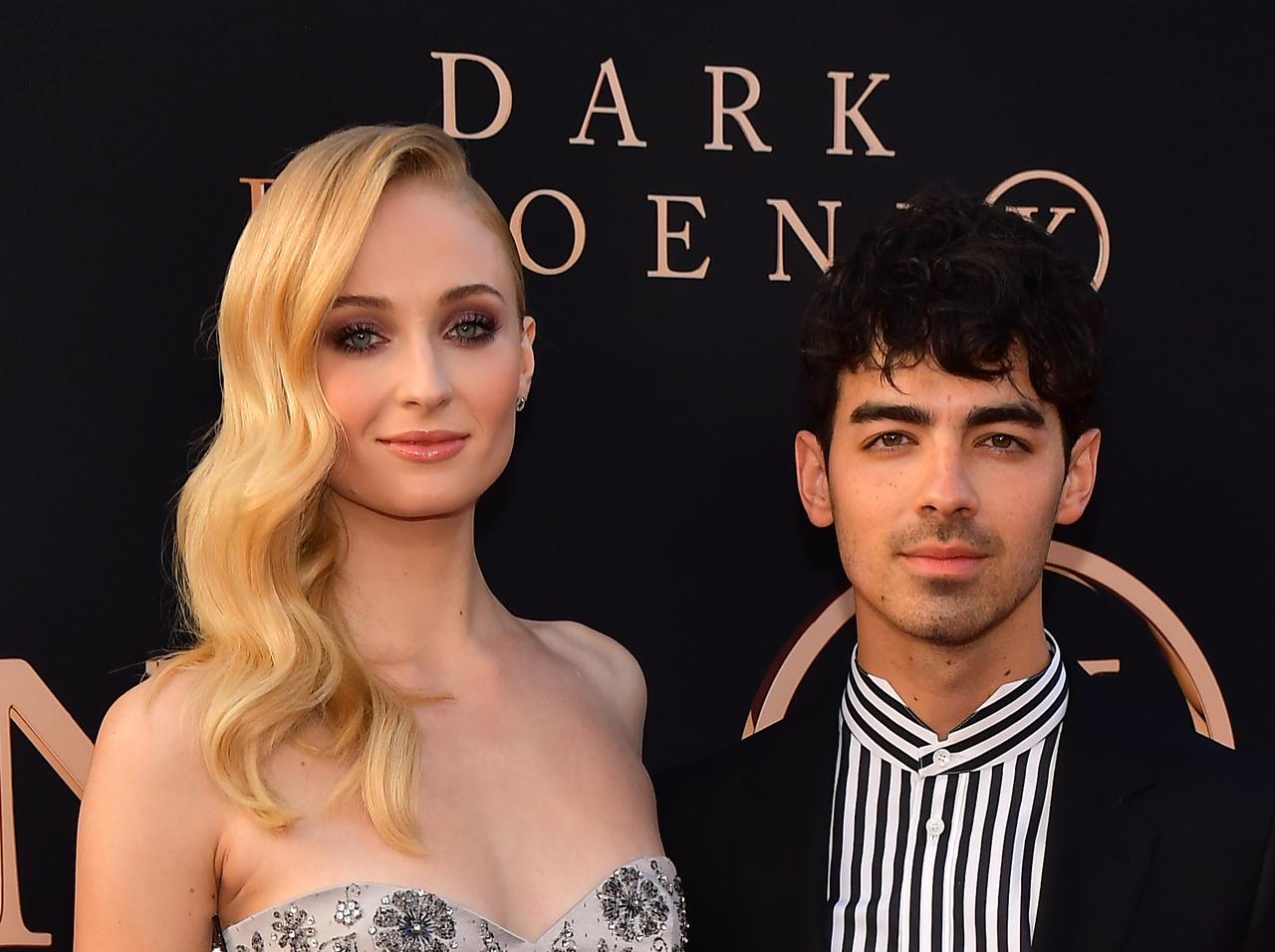 ジョー・ジョナス、妻ソフィー・ターナーと「あの人」を間違えてキス直前