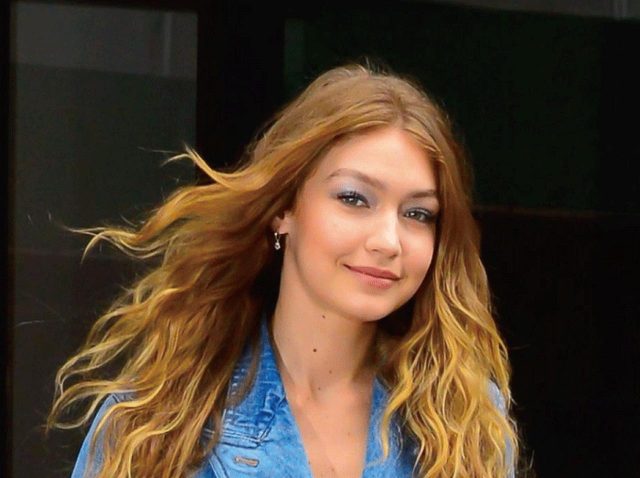 バーバリーの新モノグラムを、ジジ・ハディッドが着用スタート！