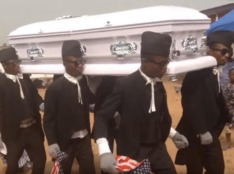 棺桶を背負って歌って踊る!ガーナのお葬式がスタイリッシュすぎる