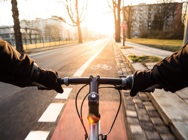 「歩きスマホ」で道に飛び出した歩行者ひいた自転車が裁判で負ける、しかしその後…