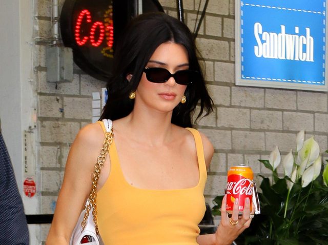 ケンダル・ジェンナー、コンビニで買った「飲み物」が原因である疑惑が浮上
