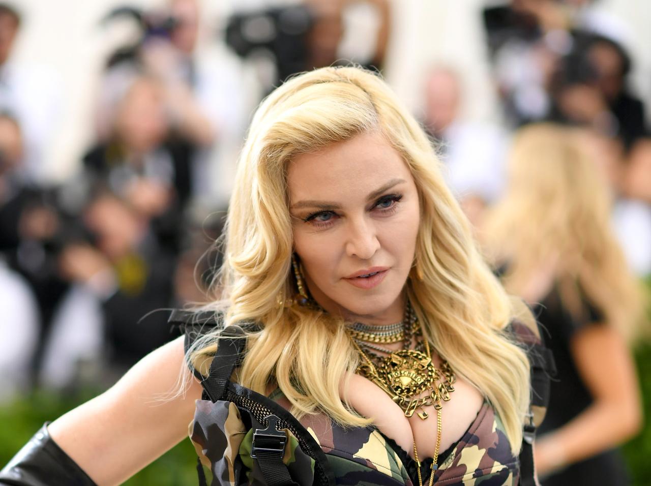 マドンナを「人間トイレ」と呼んだファッションデザイナーが謝罪