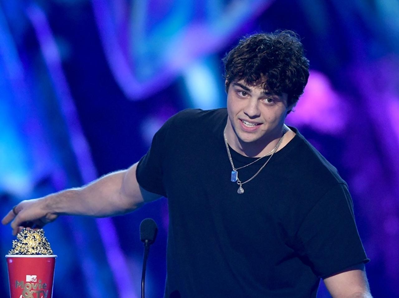 『好きだった君へのラブレター』のイケメン俳優、感動的なスピーチを披露【MTV Movie & TV Awards】