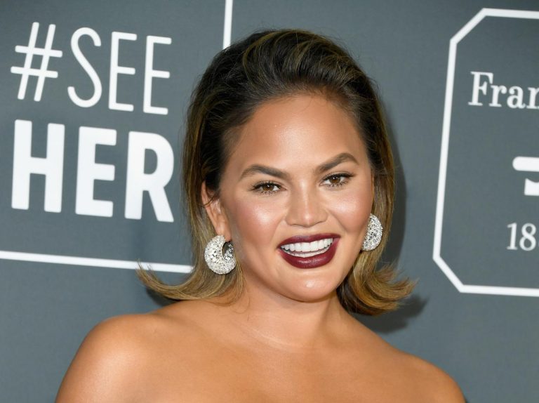 人気モデルのメイクアップ風景が『犬神家の一族』の「スケキヨ」と完全に一致