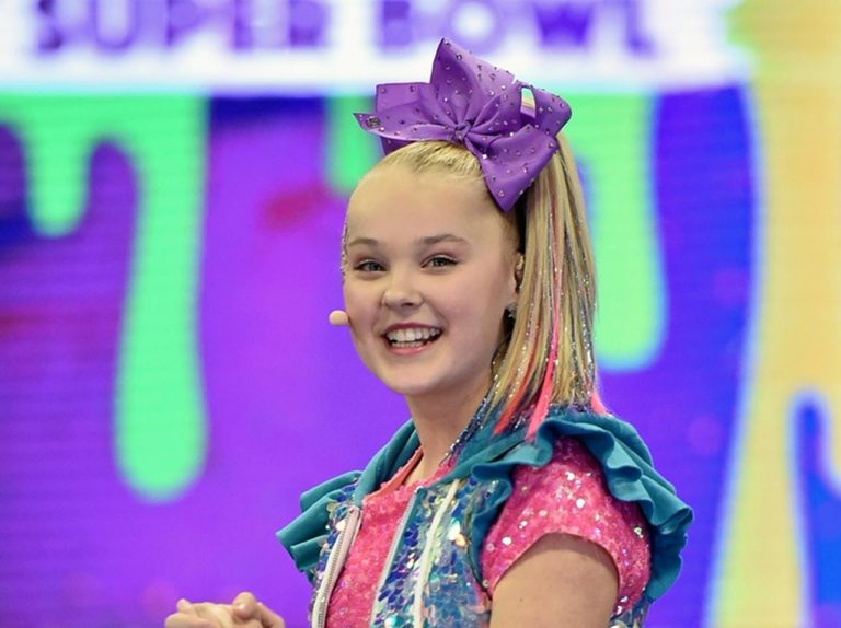 米人気Youtuber、有害物質が検出された自身のコラボコスメについてコメント