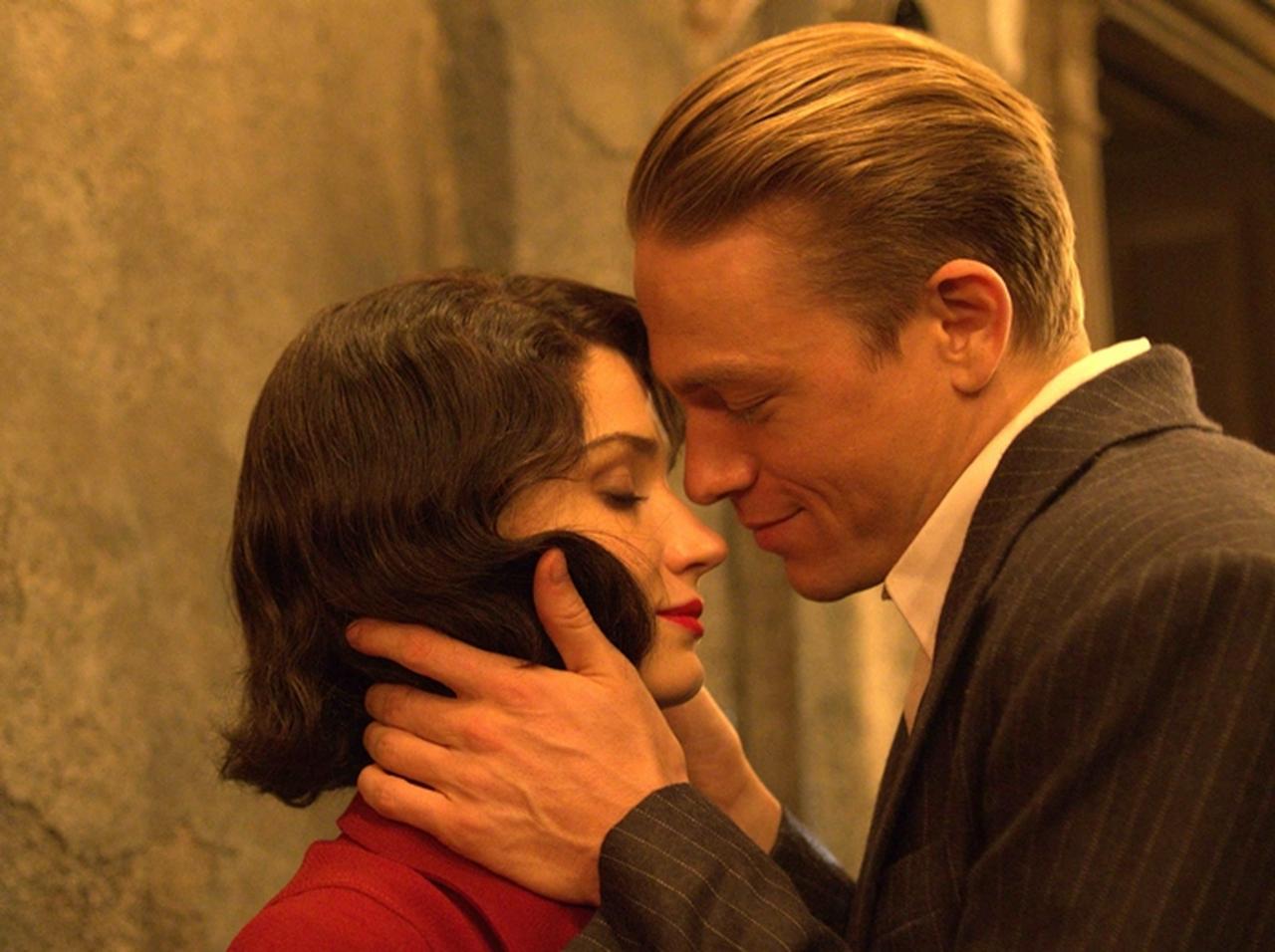 実話をもとにした終身刑囚の脱獄劇を描く映画『パピヨン』、劇中のラブシーンを先行公開