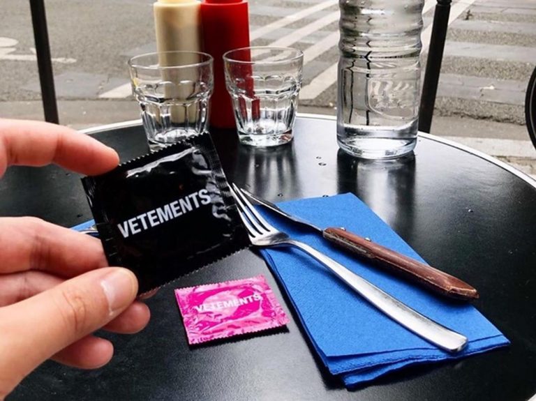 ヴェトモン、最新コレクションの招待状はコンドームで場所はマクドナルド