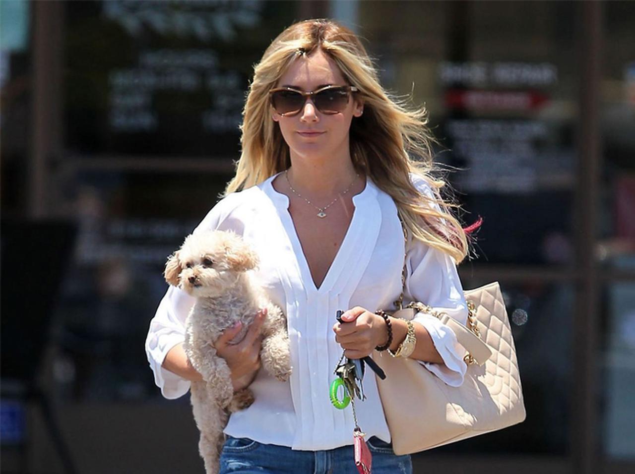 アシュレイ・ティスデイル、愛犬の死を悼み「メモリアル・タトゥー」刻む