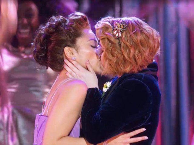 トニー賞授賞式、「女性同士のキス」に込められた思いとは？